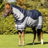 LeMieux Vliegendeken Arika Shower-Tek Navy/Grijs Dots 2 LeMieux Vliegendeken Arika Shower-Tek Navy/Grijs Dots -Goedkope Paard Liefde Winkel lmx it01034 lifestyle arika shower tek fly rug 1.ee338e